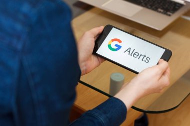 San Francisco, Abd - 22 Nisan 2019: Google Alerts Service uygulamasını kullanarak akıllı telefonu tutan kadın ellerine yakın. Açıklayıcı bir editoryal resim