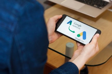 San Francisco, Abd - 22 Nisan 2019: Google adwords'ü Google Ads Service, San Francisco, California, ABD olarak değiştiren akıllı telefonu tutan kadın ellerine yakın. Açıklayıcı bir editoryal resim