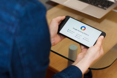 San Francisco, Abd - 22 Nisan 2019: Google Marketing Platform Service, San Francisco, California, ABD'yi kullanarak akıllı telefonu tutan kadın ellerine yakın. Açıklayıcı bir editoryal resim