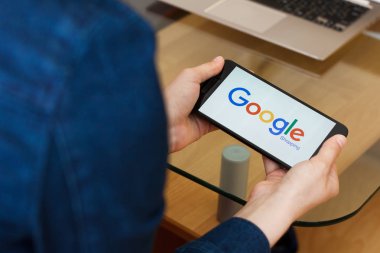 San Francisco, Abd - 22 Nisan 2019: Google Shopping Service, San Francisco, California, ABD'yi kullanarak akıllı telefonu tutan kadın ellerine yakın. Açıklayıcı bir editoryal resim