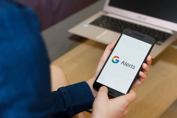 San Francisco, Abd - 22 Nisan 2019: Google Alerts Service uygulamasını kullanarak akıllı telefonu tutan kadın ellerine yakın. Açıklayıcı bir editoryal resim