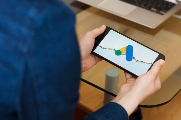 San Francisco, Abd - 22 Nisan 2019: Google reklam uygulamasını kullanarak akıllı telefonu tutan kadın ellerine yakın. Açıklayıcı bir editoryal resim
