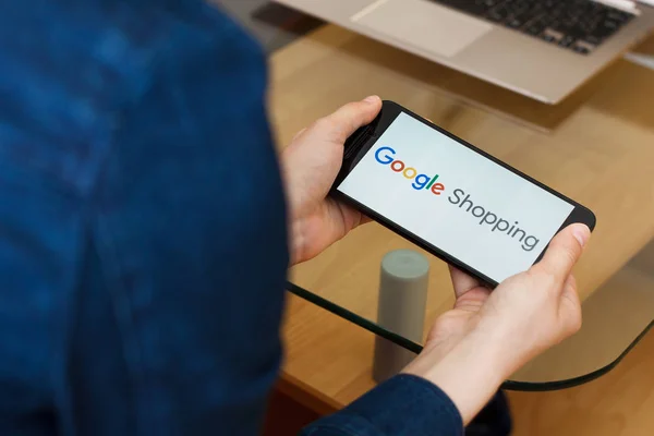 San Francisco, Abd - 22 Nisan 2019: Google Shopping Service, San Francisco, California, ABD'yi kullanarak akıllı telefonu tutan kadın ellerine yakın. Açıklayıcı bir editoryal resim