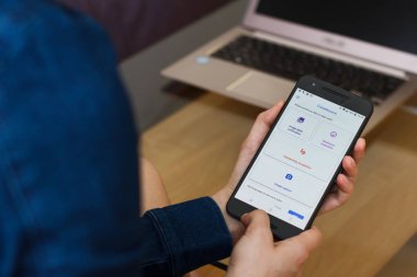San Francisco, Abd - 22 Nisan 2019: Google Crowdsource uygulamasını kullanarak akıllı telefonu tutan kadın ellerine yakın. Açıklayıcı bir editoryal resim