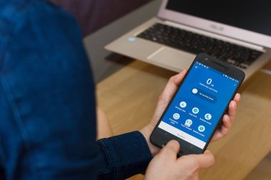 San Francisco, Abd - 22 Nisan 2019: Datally kullanarak akıllı telefonu tutan kadın ellerine yakın: Google uygulaması, San Francisco, California, ABD tarafından veri tasarrufu uygulaması. Açıklayıcı bir editoryal resim