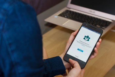 San Francisco, Abd - 22 Nisan 2019: G Suite Application, San Francisco, California, ABD'yi kullanarak akıllı telefonu tutan kadın ellerine yakın. Açıklayıcı bir editoryal resim