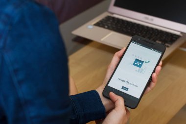 San Francisco, Abd - 22 Nisan 2019: Google Cloud Console Platform, San Francisco, California, ABD'yi kullanarak akıllı telefonu tutan kadın ellerine yakın. Açıklayıcı bir editoryal resim.