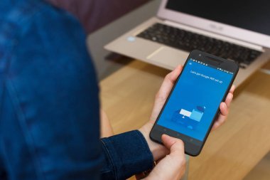 San Francisco, Abd - 22 Nisan 2019: Google Wifi uygulamasını kullanarak akıllı telefonu tutan kadın ellerine yakın. Açıklayıcı bir editoryal resim