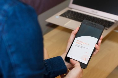 San Francisco, Abd - 22 Nisan 2019: Google Expeditions uygulamasını kullanarak akıllı telefonu tutan kadın ellerine yakın. Açıklayıcı bir editoryal resim.