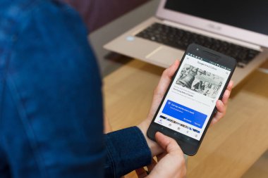 San Francisco, Abd - 22 Nisan 2019: Google Arts and Culture uygulamasını kullanarak akıllı telefonu tutan kadın ellerine yakın. Açıklayıcı bir editoryal resim