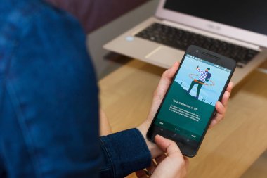 San Francisco, Abd - 22 Nisan 2019: Google Vr Daydream uygulamasını kullanarak akıllı telefonu tutan kadın ellerine yakın. Açıklayıcı bir editoryal resim