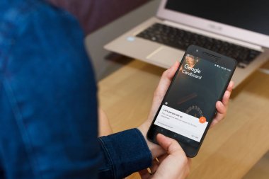 San Francisco, Abd - 22 Nisan 2019: Cardboard uygulamasını kullanarak akıllı telefonu tutan kadın ellerine yakın. Açıklayıcı bir editoryal resim