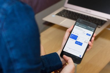 San Francisco, Abd - 22 Nisan 2019: Google My Business uygulamasını kullanarak akıllı telefonu tutan kadın ellerine yakın. Açıklayıcı bir editoryal resim
