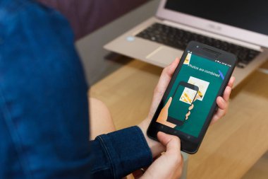 San Francisco, Abd - 22 Nisan 2019: Google Fotoğraflar uygulaması, San Francisco, California, ABD tarafından Photoscan tarayıcısını kullanarak akıllı telefonu tutan kadın ellerine yakın. Açıklayıcı bir editoryal resim
