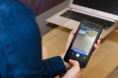 San Francisco, Abd - 22 Nisan 2019: Google Fotoğraflar uygulaması, San Francisco, California, ABD tarafından Photoscan tarayıcısını kullanarak akıllı telefonu tutan kadın ellerine yakın. Açıklayıcı bir editoryal resim