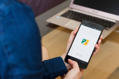 San Francisco, Abd - 22 Nisan 2019: Google Street View uygulamasını kullanarak akıllı telefonu tutan kadın ellerine yakın. Açıklayıcı bir editoryal resim