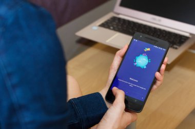 San Francisco, Abd - 22 Nisan 2019: Google Street View uygulamasını kullanarak akıllı telefonu tutan kadın ellerine yakın. Açıklayıcı bir editoryal resim