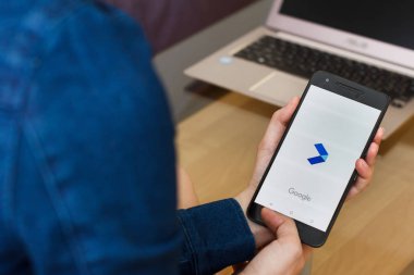 San Francisco, Abd - 22 Nisan 2019: Google Measure - Quick Everyday Measurements uygulamasını kullanarak akıllı telefonu tutan kadın ellerine yakın. Açıklayıcı bir başyazı