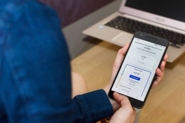 San Francisco, Abd - 22 Nisan 2019: Google One uygulamasını kullanarak akıllı telefonu tutan, bulut depolamayı yükselten kadın ellere yakın. Açıklayıcı bir editoryal resim