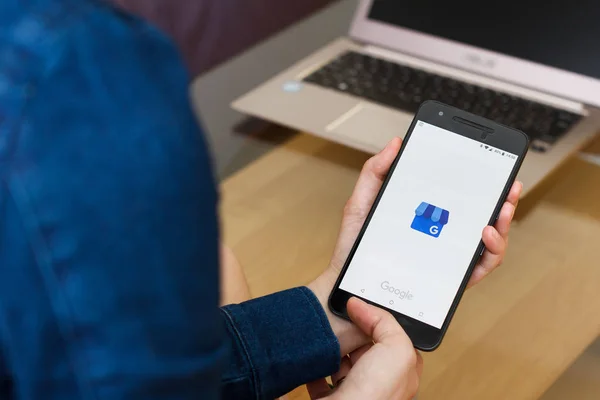 San Francisco, Abd - 22 Nisan 2019: Google My Business uygulamasını kullanarak akıllı telefonu tutan kadın ellerine yakın. Açıklayıcı bir editoryal resim