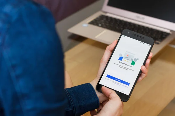 San Francisco, Abd - 22 Nisan 2019: Google My Business uygulamasını kullanarak akıllı telefonu tutan kadın ellerine yakın. Açıklayıcı bir editoryal resim