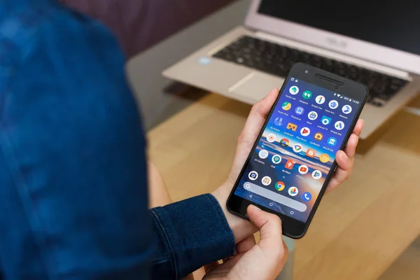 San Francisco, Abd - 22 Nisan 2019: Google Services and Applications, San Francisco, California, ABD'yi kullanarak akıllı telefonu tutan kadın ellerine yakın. Açıklayıcı bir editoryal resim