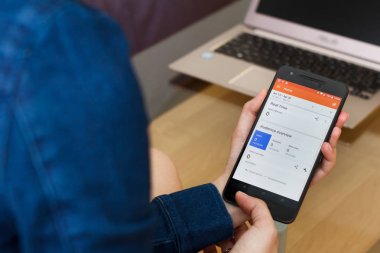 San Francisco, Abd - 22 Nisan 2019: Google Analytics uygulamasını kullanarak akıllı telefonu tutan kadın ellerine yakın. Açıklayıcı bir editoryal resim