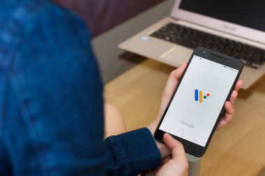 San Francisco, Abd - 22 Nisan 2019: Google uygulaması Wear Os'u kullanarak akıllı telefonu tutan kadın ellerine yakın. Açıklayıcı bir editoryal resim