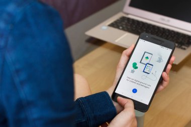 San Francisco, Abd - 22 Nisan 2019: Google Family Link uygulamasını kullanarak akıllı telefonu tutan kadın ellerine yakın. Açıklayıcı bir editoryal resim