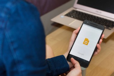 San Francisco, Abd - 22 Nisan 2019: Google Slides uygulamasını kullanarak akıllı telefonu tutan kadın ellerine yakın. Açıklayıcı bir editoryal resim