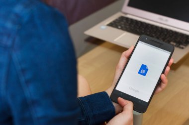 San Francisco, Abd - 22 Nisan 2019: Google Slides uygulamasını kullanarak akıllı telefonu tutan kadın ellerine yakın. Açıklayıcı bir editoryal resim