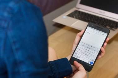 San Francisco, Abd - 22 Nisan 2019: Google Docs Application, San Francisco, California, ABD tarafından akıllı telefon oluşturma proje planını tutan kadın ellere yakın. Açıklayıcı bir editoryal resim