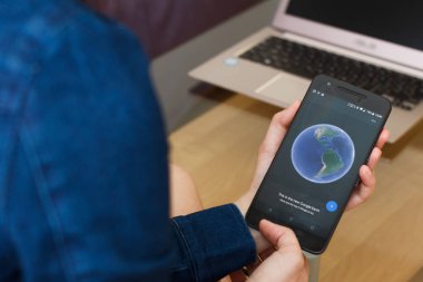 San Francisco, Abd - 22 Nisan 2019: Google Earth uygulamasını kullanarak akıllı telefonu tutan kadın ellerine yakın. Açıklayıcı bir editoryal resim