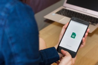 San Francisco, Abd - 22 Nisan 2019: Google Sheets uygulamasını kullanarak akıllı telefonu tutan kadın ellerine yakın. Açıklayıcı bir editoryal resim