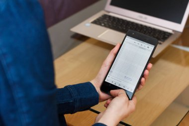 San Francisco, Abd - 22 Nisan 2019: Google Sheets uygulamasını kullanarak akıllı telefonu tutan kadın ellerine yakın. Açıklayıcı bir editoryal resim