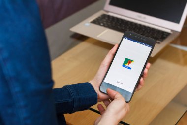 San Francisco, Abd - 22 Nisan 2019: Google Maps Go uygulamasını kullanarak akıllı telefonu tutan kadın ellerine yakın. Açıklayıcı bir editoryal resim