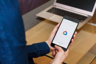 San Francisco, Abd - 22 Nisan 2019: Google Home uygulamasını kullanarak akıllı telefonu tutan kadın ellerine yakın. Açıklayıcı bir editoryal resim