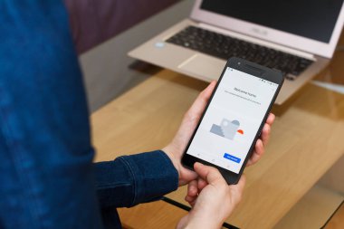 San Francisco, Abd - 22 Nisan 2019: Google Home uygulamasını kullanarak akıllı telefonu tutan kadın ellerine yakın. Açıklayıcı bir editoryal resim
