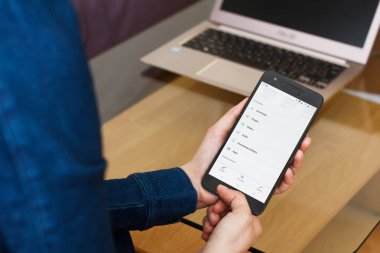 San Francisco, Abd - 22 Nisan 2019: Google Files Go uygulamasını kullanarak akıllı telefonu tutan kadın ellerine yakın. Açıklayıcı bir editoryal resim