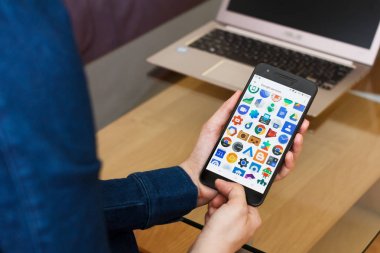 San Francisco, Abd - 22 Nisan 2019: Google Services and Applications, San Francisco, California, ABD'yi kullanarak akıllı telefonu tutan kadın ellerine yakın. Açıklayıcı bir editoryal resim