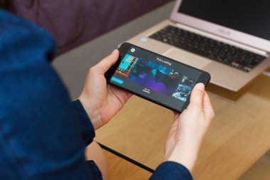 San Francisco, Abd - 22 Nisan 2019: Toontastic 3d uygulamasını kullanarak akıllı telefonu tutan kadın ellerine yakın. Açıklayıcı bir editoryal resim