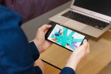 San Francisco, Abd - 22 Nisan 2019: Youtube Kids uygulamasını kullanarak akıllı telefonu tutan kadın ellerine yakın. Açıklayıcı bir editoryal resim
