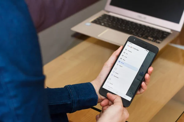 San francisco, us - 22. April 2019: close up to female hands holding smartphone using google calendar application, san francisco, california, usa. ein anschauliches redaktionelles Bild — Stockfoto