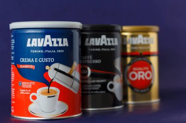 Torino, İtalya - 2 Mayıs 2019: Lavazza Kahve Kavanozu. Farklı tür ve Paket Lavazza Kahve tadı, Torino, İtalya. Açıklayıcı bir editoryal resim