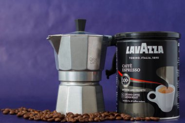 Torino, İtalya - 2 Mayıs 2019: Lavazza Kahve Kavanozu. Moka Pot ve Lavazza Kahve Paketi, Torino, İtalya. Açıklayıcı bir editoryal resim