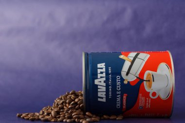 Torino, İtalya - 2 Mayıs 2019: Lavazza Kahve Kavanozu. Farklı tür ve Paket Lavazza Kahve tadı, Torino, İtalya. Açıklayıcı bir editoryal resim