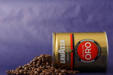 Torino, İtalya - 2 Mayıs 2019: Lavazza Kahve Kavanozu. Farklı tür ve Paket Lavazza Kahve tadı, Torino, İtalya. Açıklayıcı bir editoryal resim