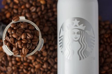 San Francisco, Abd - 26 Nisan 2019: Starbucks Thermos Cup, Vakum Lus Ve Coffee Tamper on the Coffee Background, San Francisco, California, USA'ye yakın. Açıklayıcı bir editoryal resim