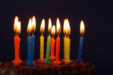 Fıstık, Tuzlu Karamel ve Mor Arka Plan Renkli Burning Mumlar ile Happy Birthday Brownie Cake. Metin için Boşluk Kopyalama.