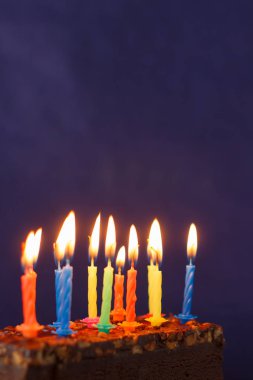 Fıstık, Tuzlu Karamel ve Mor Arka Plan Renkli Burning Mumlar ile Happy Birthday Brownie Cake. Metin için Boşluk Kopyalama.